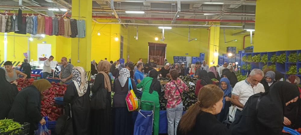 Vatandaşlar Düşen Sebze ve Meyve Fiyatlarıyla Semt Pazarlarına Akın Etti