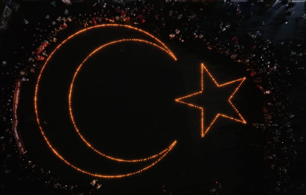 Elazığlıların, çayda çıra oyunuyla yaptığı ay ve yıldız koreografisi büyüledi