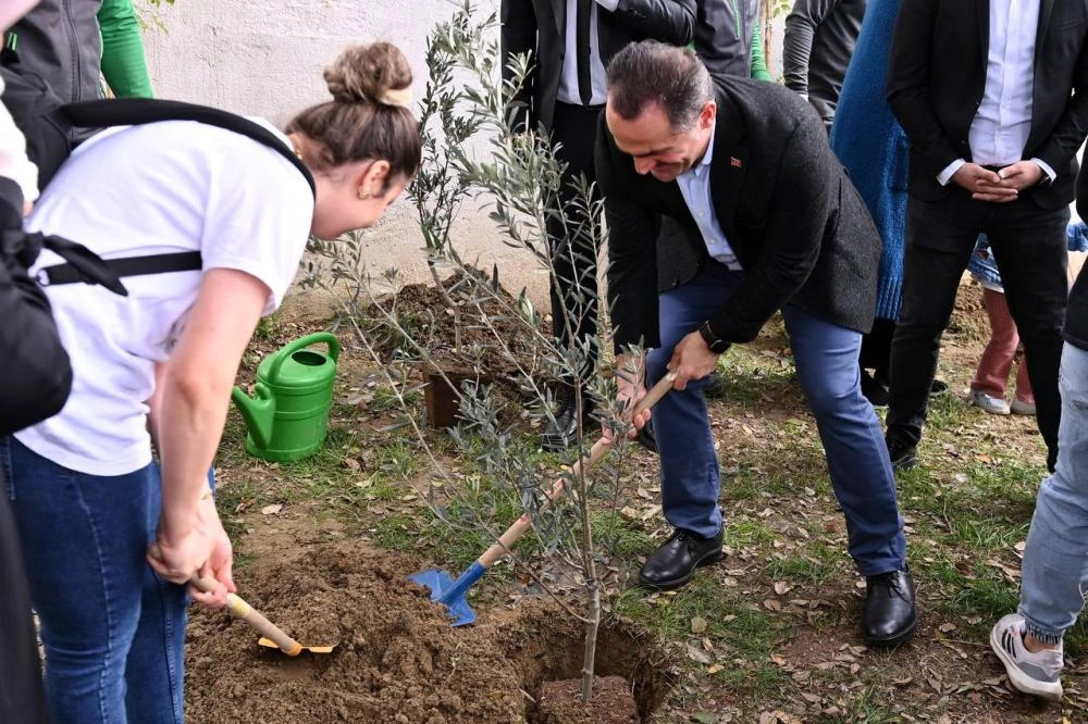 Fidan dikme töreninde, toprakla buluşturulan ilk İki fidana; 'İstiklal ve Filistin isimleri verildi.
