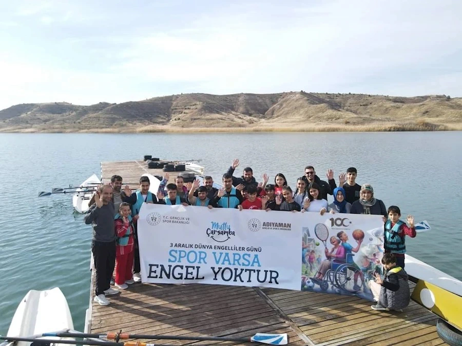 DOWN SENDROMLU ÇOCUKLAR İLK KEZ TEKNEYE BİNİP KÜREK ÇEKTİ