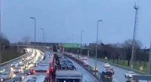 ÜSKÜDAR'DA METROBÜS ARIZASINDAN DOLAYI, YOĞUNLUK YAŞANDI