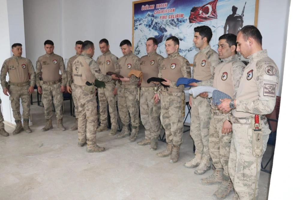 Yalova’da Yaşayan Tamam Teyze`den Jandarmaya Kalpleri Isıtan Hediye 