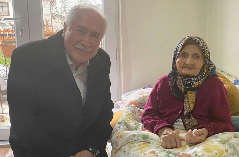 Belediye başkanı Muzaffer Yalçın: Ayşe Ersoy teyzemize geçmiş olsun ziyaretinde bulunduk