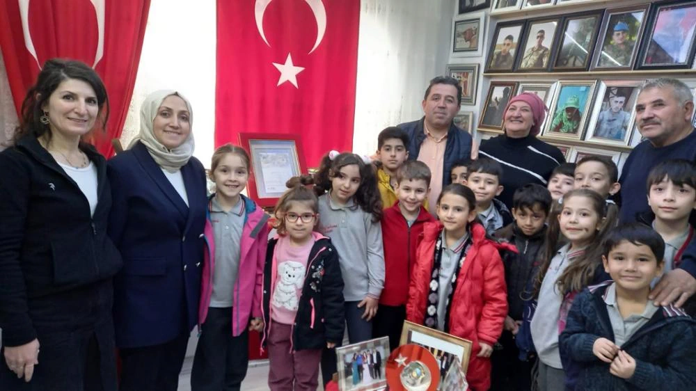 Şehidin adının yaşatıldığı, okulun öğrencilerinden şehit ailesine  anlamlı ziyaret