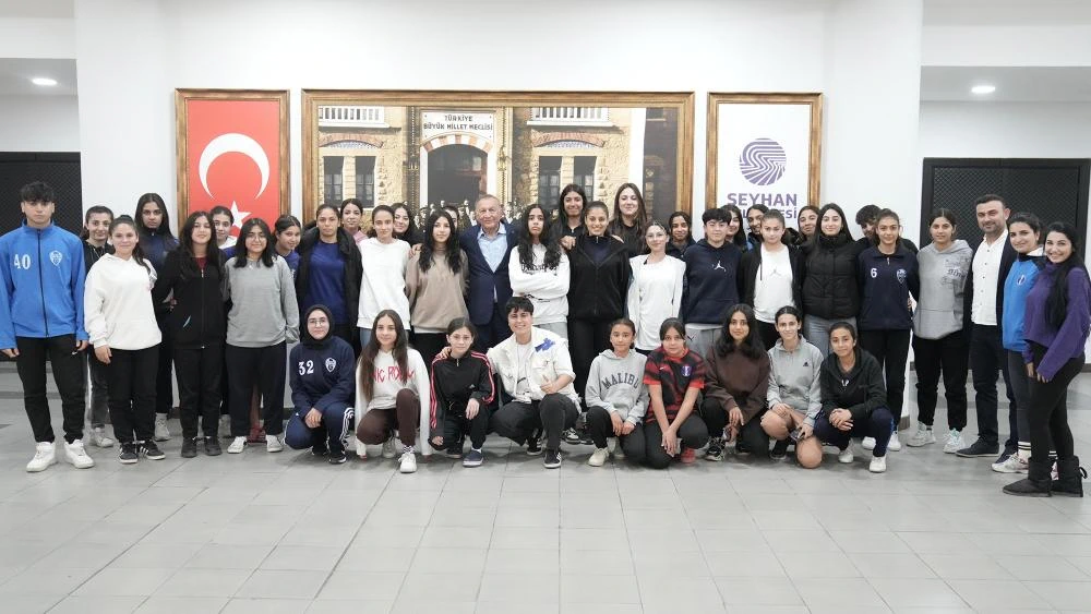 5 OCAK DEMİRSPOR KADIN FUTBOL KULÜBÜ’NDEN BAŞKAN AKAY’A ZİYARET