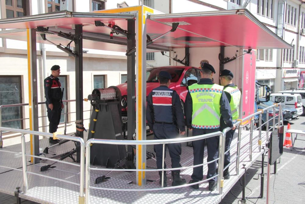 Beypazarı İlçe Jandarma Komutanlığı, “Emniyet Kemeri ve Simülasyon Aracı” İle vatandaşları bilgilendirmeye devam ediyor.