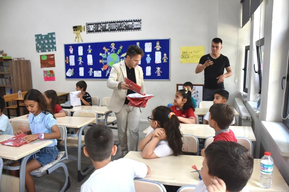 Gelibolu Belediye Başkanı Dr Soyuak 26 Kasın İlkokulu’nda öğrencilere forma dağıttı