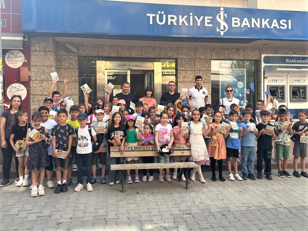 Gelibolulu öğrenciler karnelerini İş bankasına getirip, kitaplarını aldı