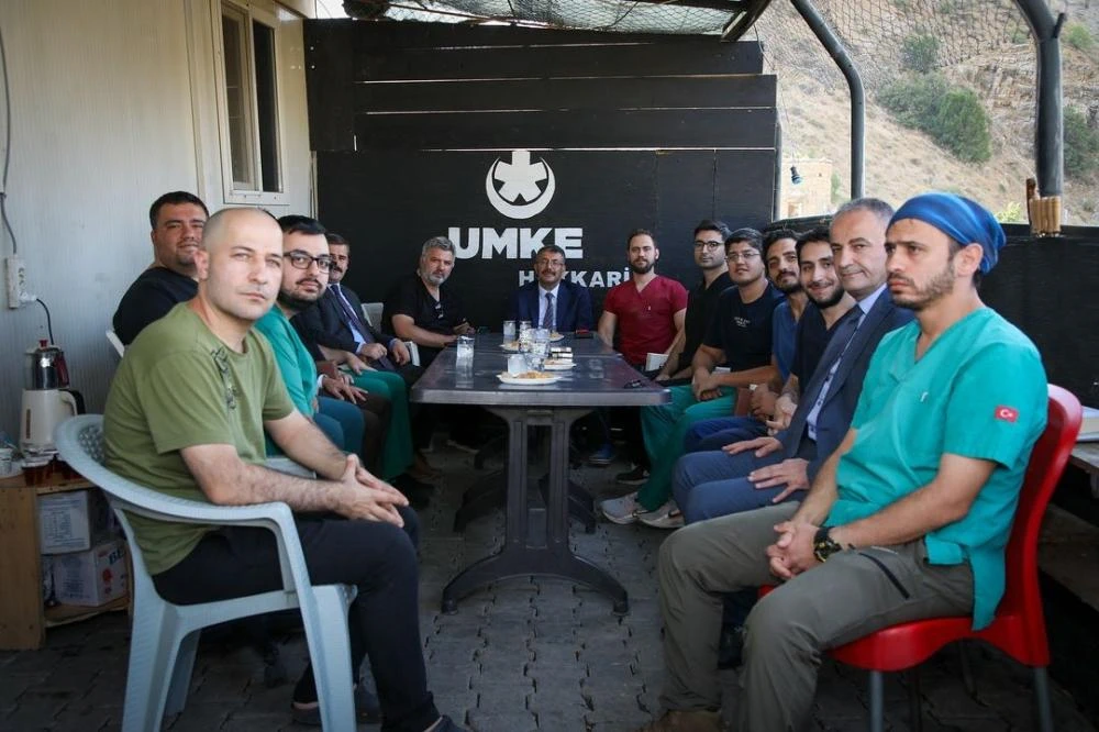 Hakkari Valisi Ali Çelik’ten Pençe Kilit Bölgesindeki Seyyar Hastaneye Ziyaret