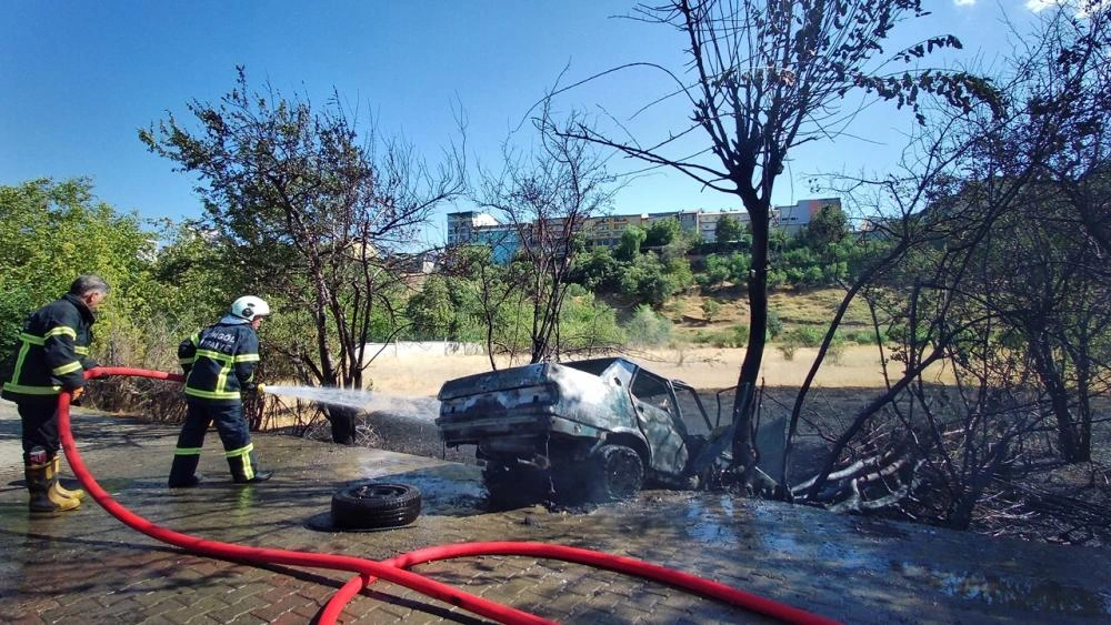 Bingöl'de Kontrolden Çıkan Araç Yanarak Kül Oldu