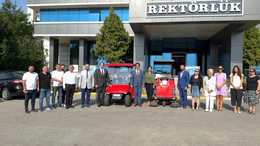 ÇOMÜ’den Sürdürülebilir Geleceğe Adım: Yeni Elektrikli Araçlar Tanıtıldı