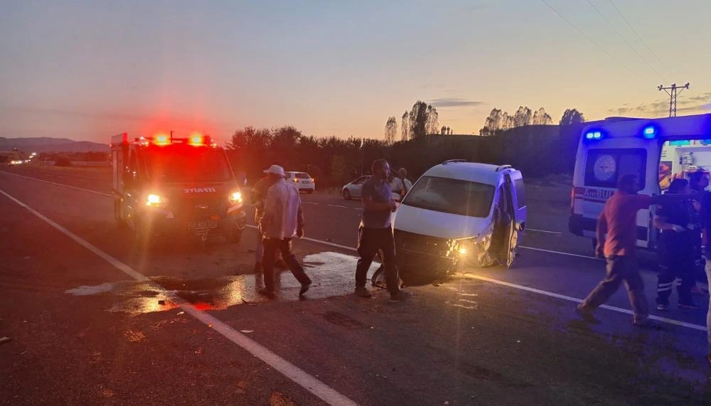 Bingöl-Genç Karayolunda Trafik Kazası: 5 Yaralı