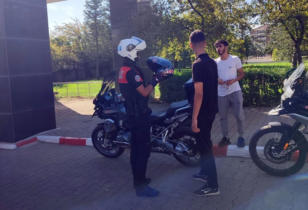 Bingöl’de sınav öncesi emniyet ekipleri 10 adaya yardım etti