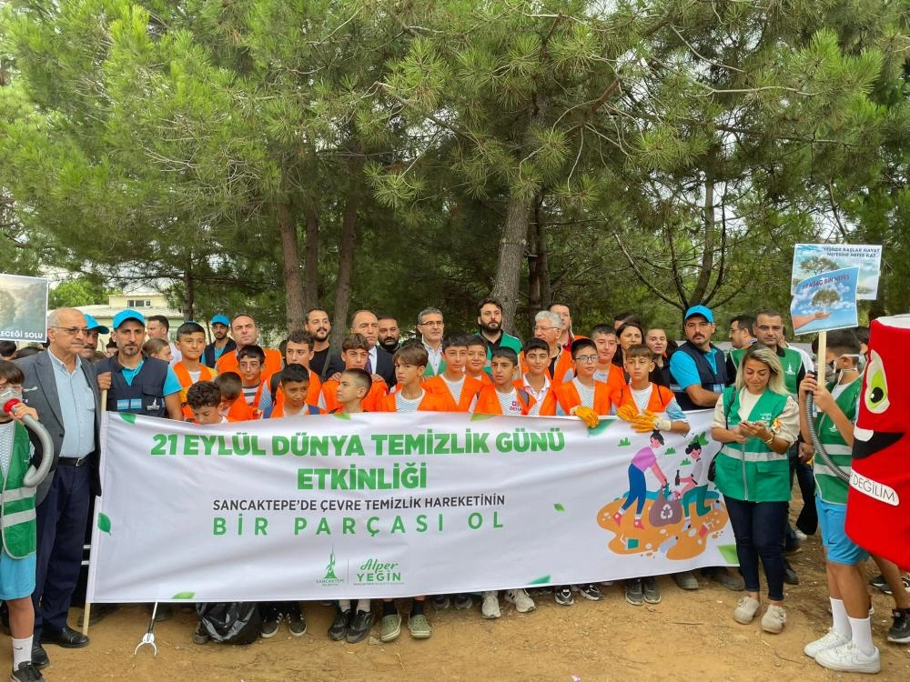 SANCAKTEPE'DE 21 EYLÜL DÜNYA TEMİZLİK GÜNÜ ETKİNLİĞİNDEBELEDİYE VE GÖNÜLLÜLER EL ELE