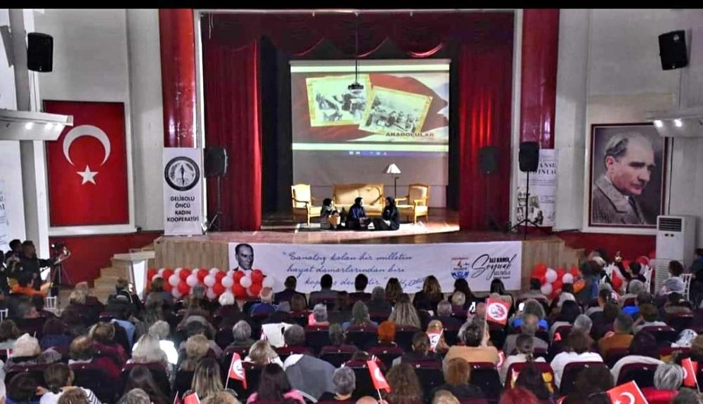 Gelibolu'da "Zamansız Kadınlar" Tiyatro Konferansı Büyük İlgi Gördü