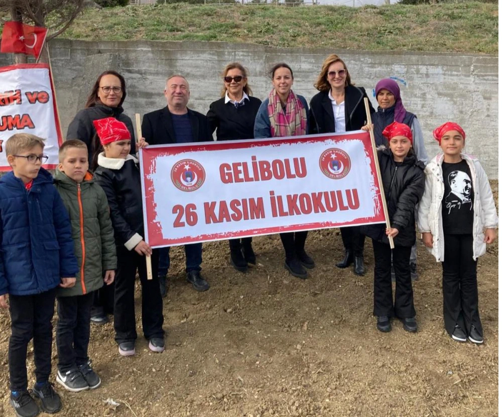 Gelibolu’da 26 Kasım İlkokulu ve Derneklerden Atatürk İçin Fidan Dikimi