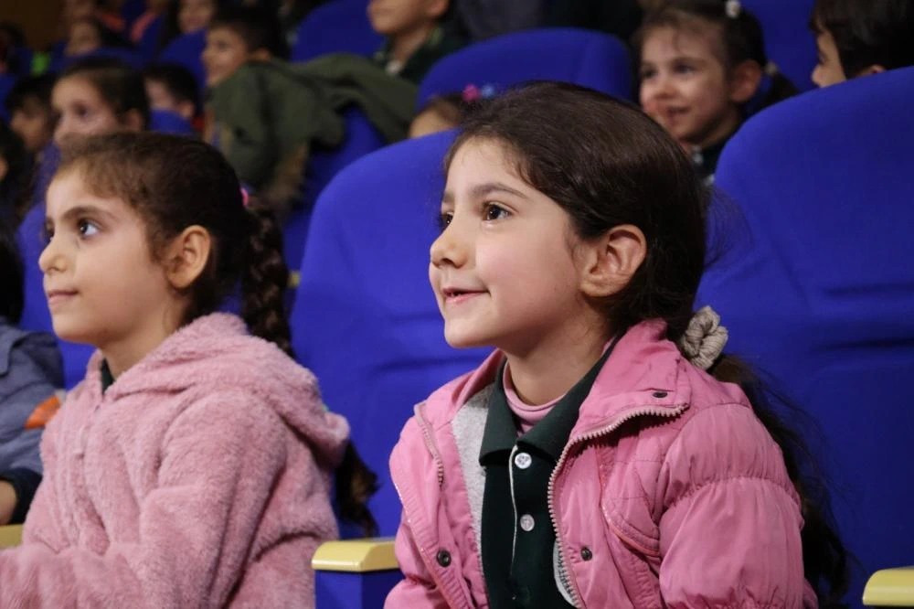 "İki Bavul Dolusu" Tiyatrosu Hataylı Çocukların Yüzünü Güldürdü