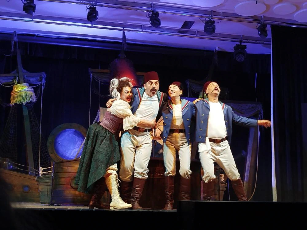 Tiyatro Hayali’nin Yeni Oyunu "Mercaniye Çok Yaşa" İzmir’de Sahnelendi