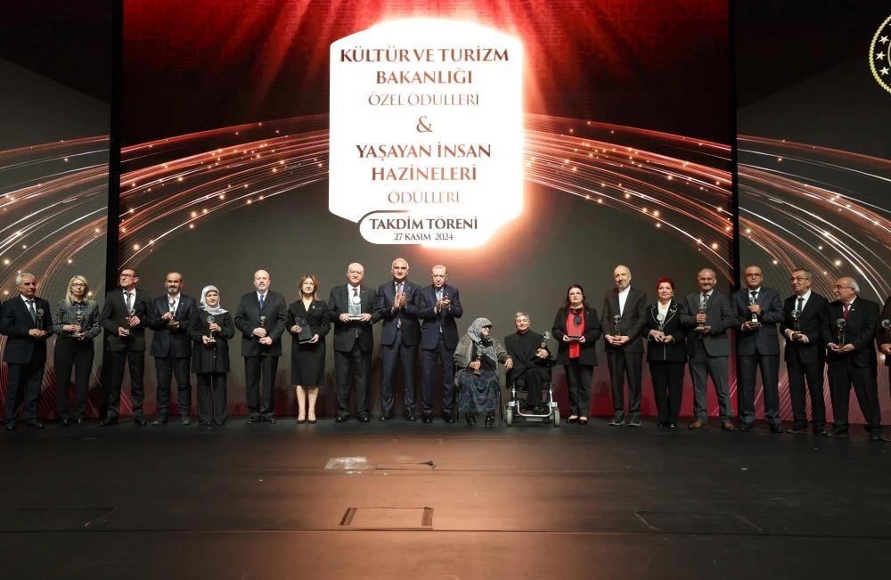 Menemenli Usta Ahmet Taşhomcu’ya UNESCO’dan Büyük Onur