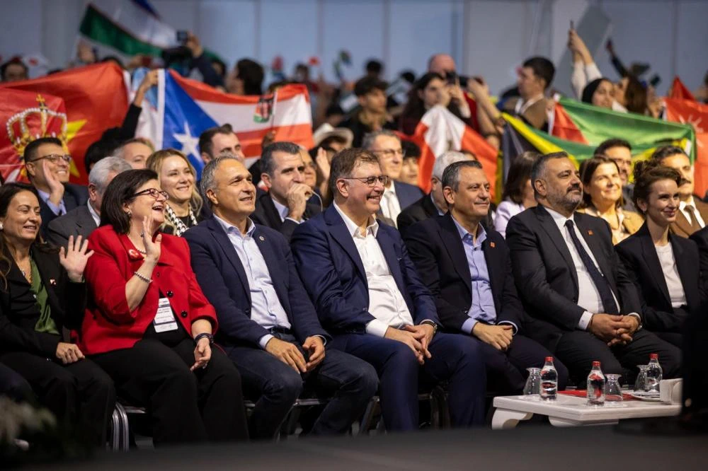 Dünya Robot Olimpiyatları İzmir’de Başladı: Özgür Özel’den Barış Mesajı