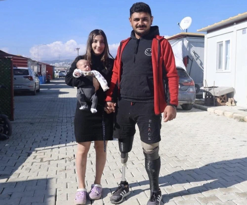 Depremde İki Bacağını Kaybeden Emre Yüksek, Protezlerle Hayata Tutundu