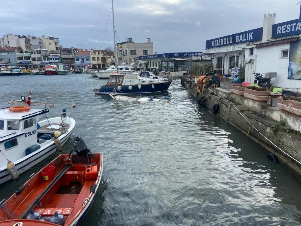 Gelibolu’da Lodos ve Yağmur  Nedeniyle Tekne İç Limanda Battı