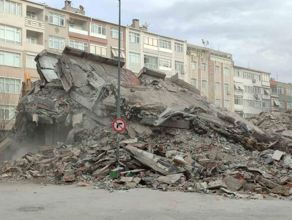 Güngören'de Beş Katlı Bina Çöktü: Yanındaki İki Bina Tahliye Edildi