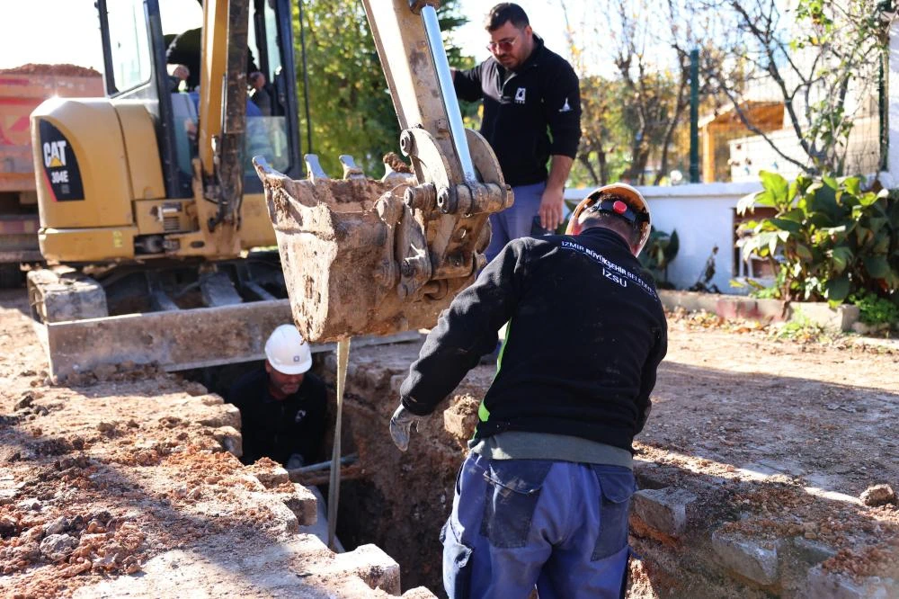 Çeşme’de altyapı çalışmaları hız kesmiyor Yağmur suyu hatları döşeniyor