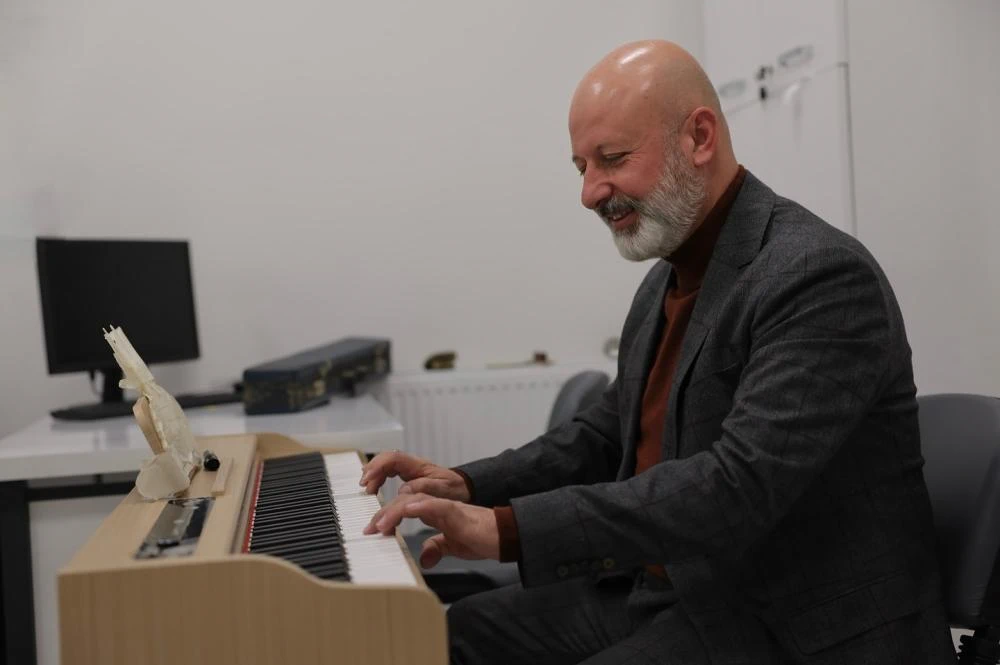 Başkan Çolakbayrakdar Piyano Kursunda Maharetini Gösterdi