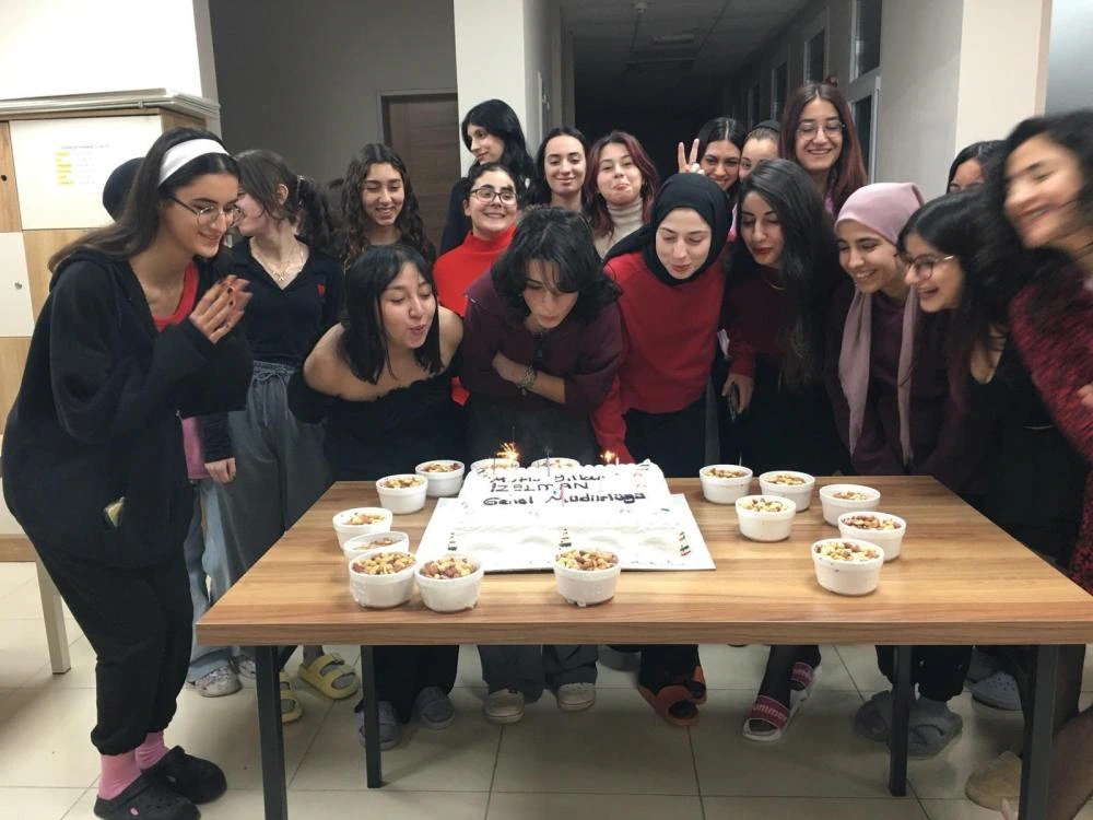 İZELMAN Sosyal Tesislerinde Kalan Gençlere Yılbaşı Sürprizi!