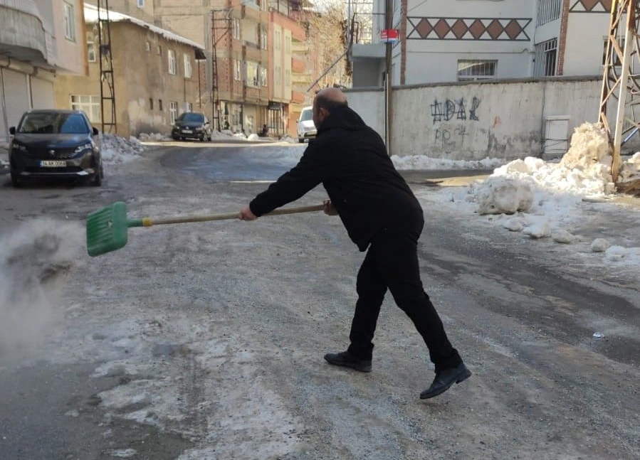 Belediye Ekiplerinden Dondurucu Soğuklarda Tuzlama Seferberliği