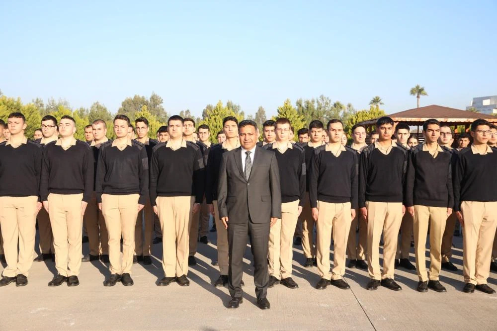 İSTE Öğrencilerinden Rektör Duruel’e Geleneksel Karşılama Töreni