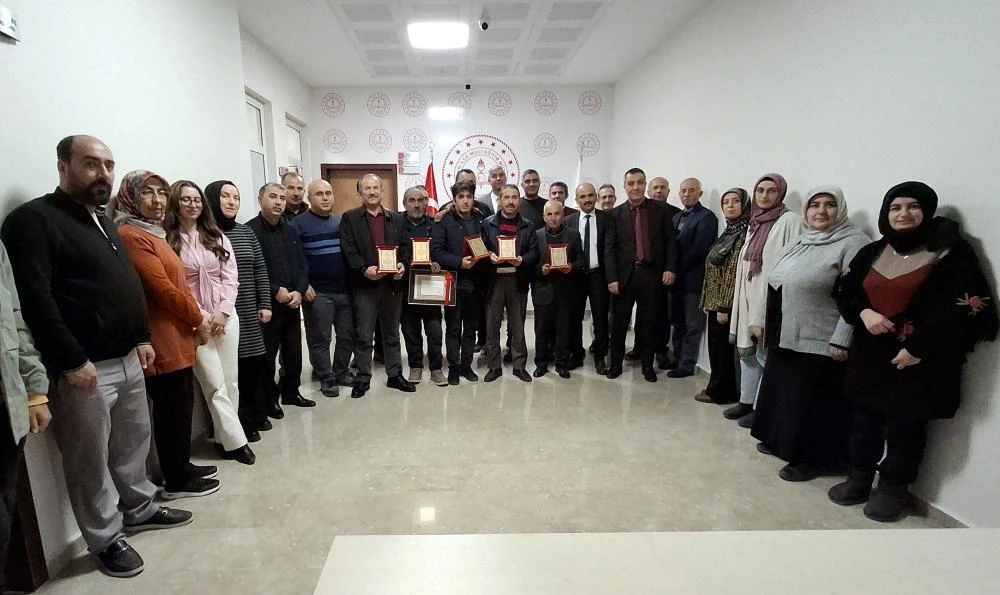 Beypazarı’nda Emekliye Ayrılan Eğitimciler Onurlandırıldı