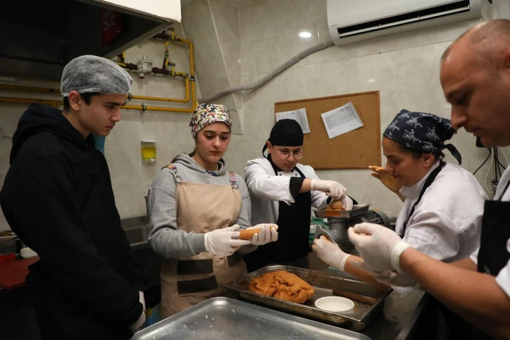 Hatay Büyükşehir Belediyesi’nden Aşçılık Yarışması İçin Öğrencilere Destek