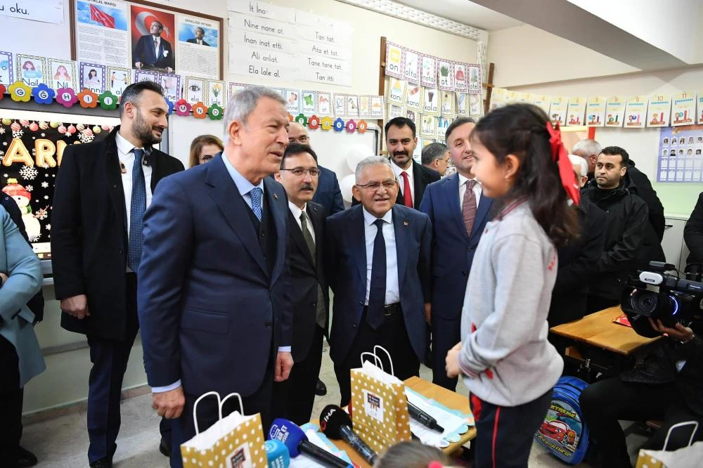 Kayseri Büyükşehir Belediye Başkanı Büyükkılıç, Öğrencilerin Karne Sevincini Paylaştı