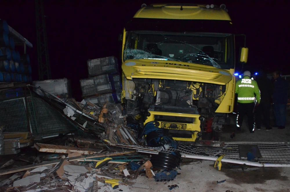Samsun’dan Erbaa’ya Giden Tır, Taşova’da Kaza Yaptı