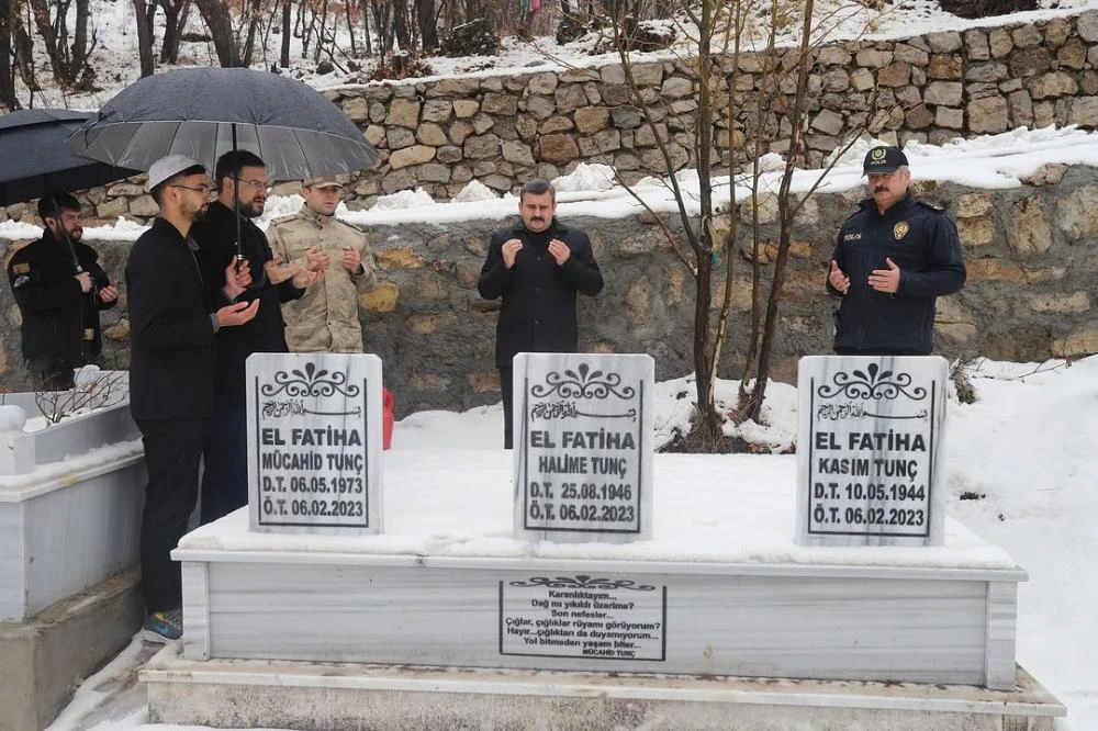 Kaymakam  Kumcu, Depremde Hayatını Kaybeden Hemşehrilerini Andı
