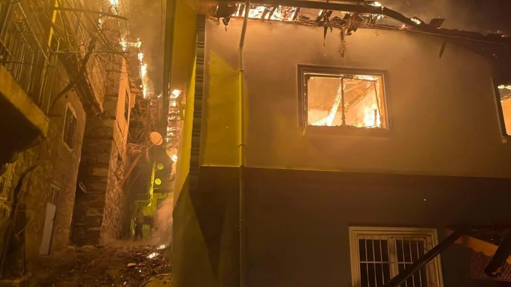 Güdül Yeşilöz’de Gece Yarısı Yangın! Üç Ev Kullanılamaz Hale Geldi