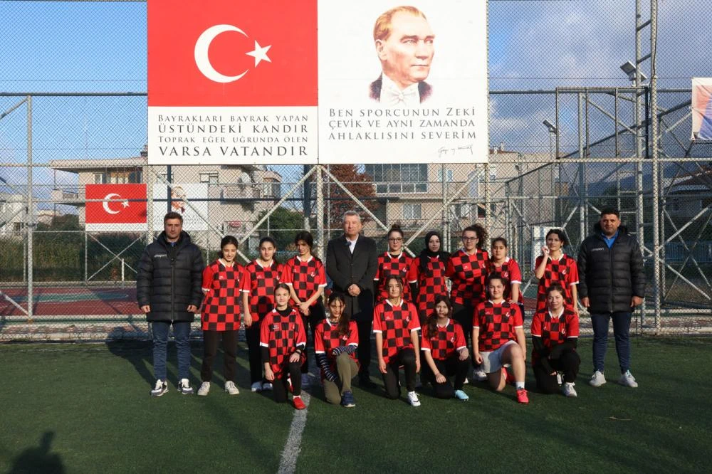 Güzelbahçe'de Kız Futbol Takımı Sahaya Çıktı: Başkan Günay'dan Destek