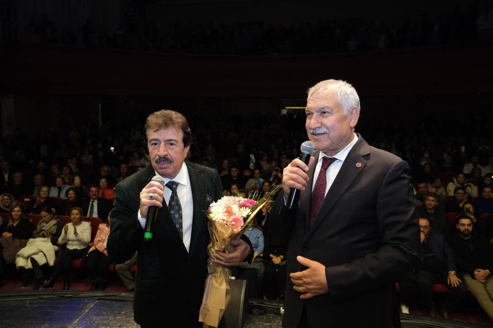 Adana’da Ferdi Tayfur Anıldı: Ahmet Selçuk İlkan Şarkılarıyla Geceye Damga Vurdu