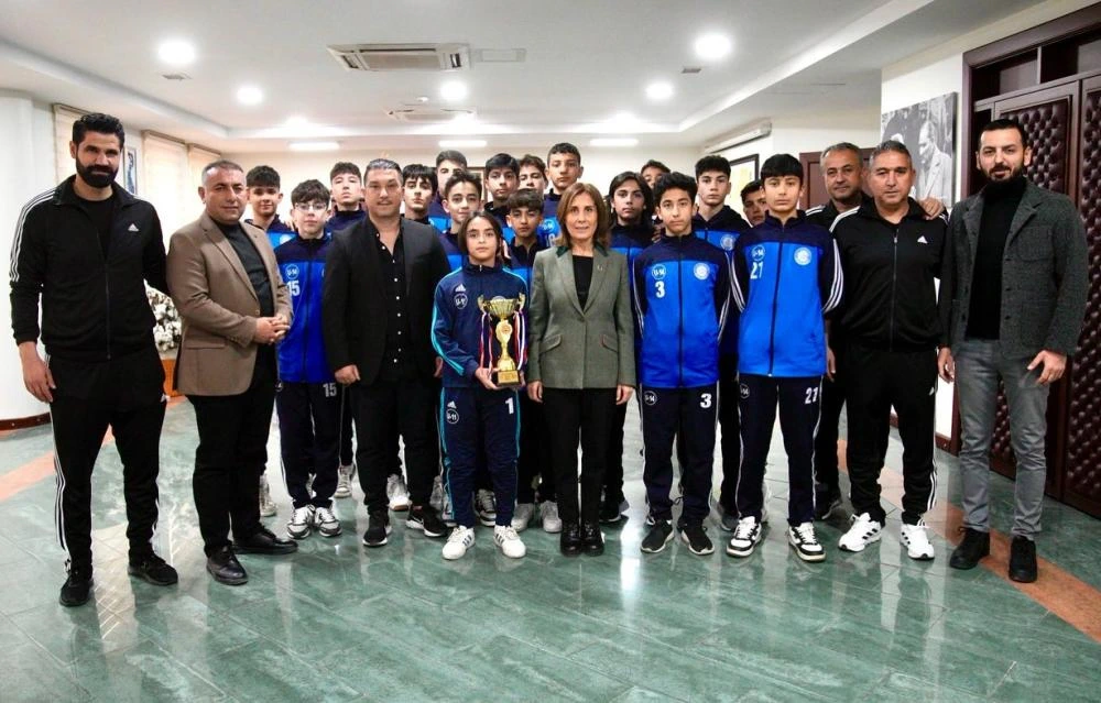 Seyhan Belediyespor U-14, Şampiyonluk Kupasını Başkan Oya Tekin’e Takdim Etti
