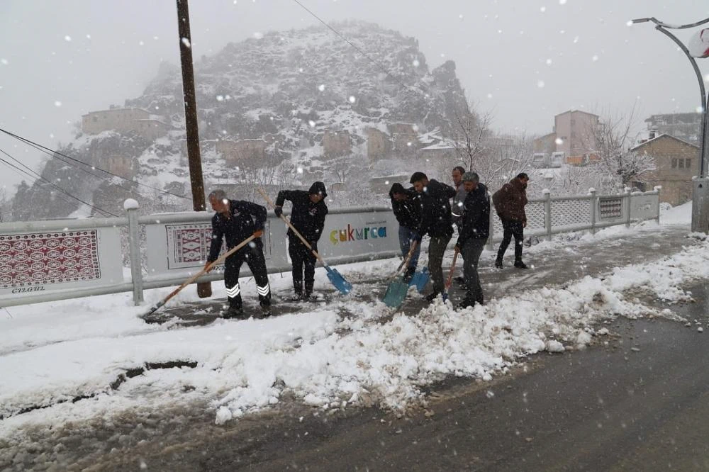 Çukurca Belediye Başkanı Nazmi Demir: “Ekiplerimiz 7/24 Görev Başında”