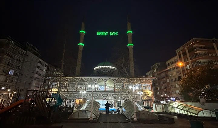 Rize’de Berat Gecesi Dualarla ve Kur’an Tilavetiyle İdrak Edildi