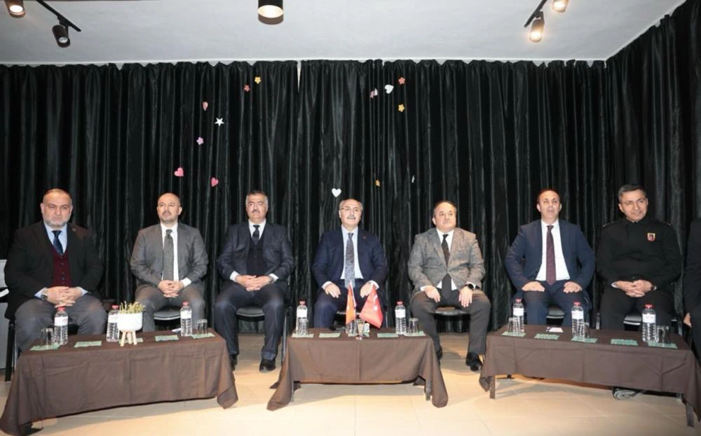 Vali Köşger 5 Ocak Anadolu Lisesi’nde Resim Sergisini Gezdi