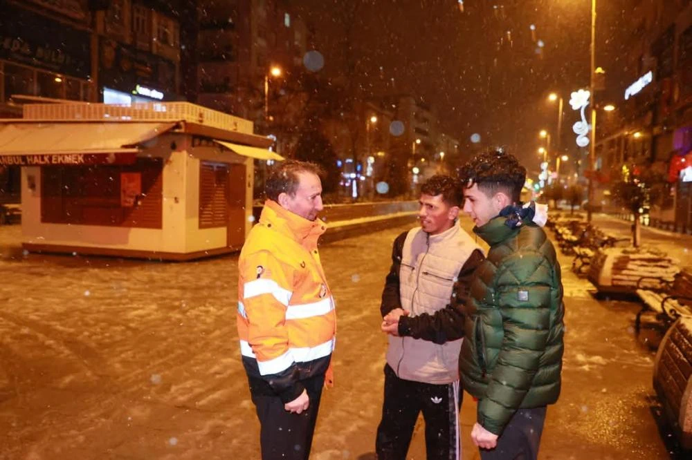 Sultanbeyli Belediyesi’nden Yoğun Kar Yağışına Anında Müdahale