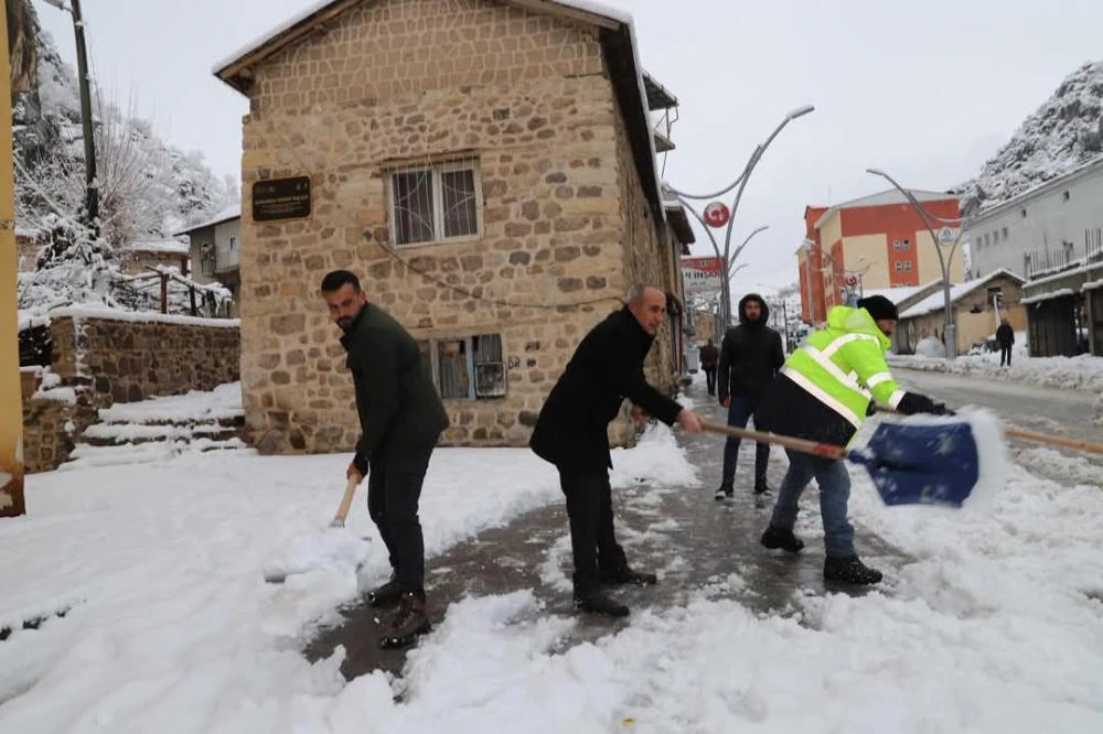 Çukurca Belediyesi 7/24 Karla Mücadele Çalışmalarına Devam Ediyor