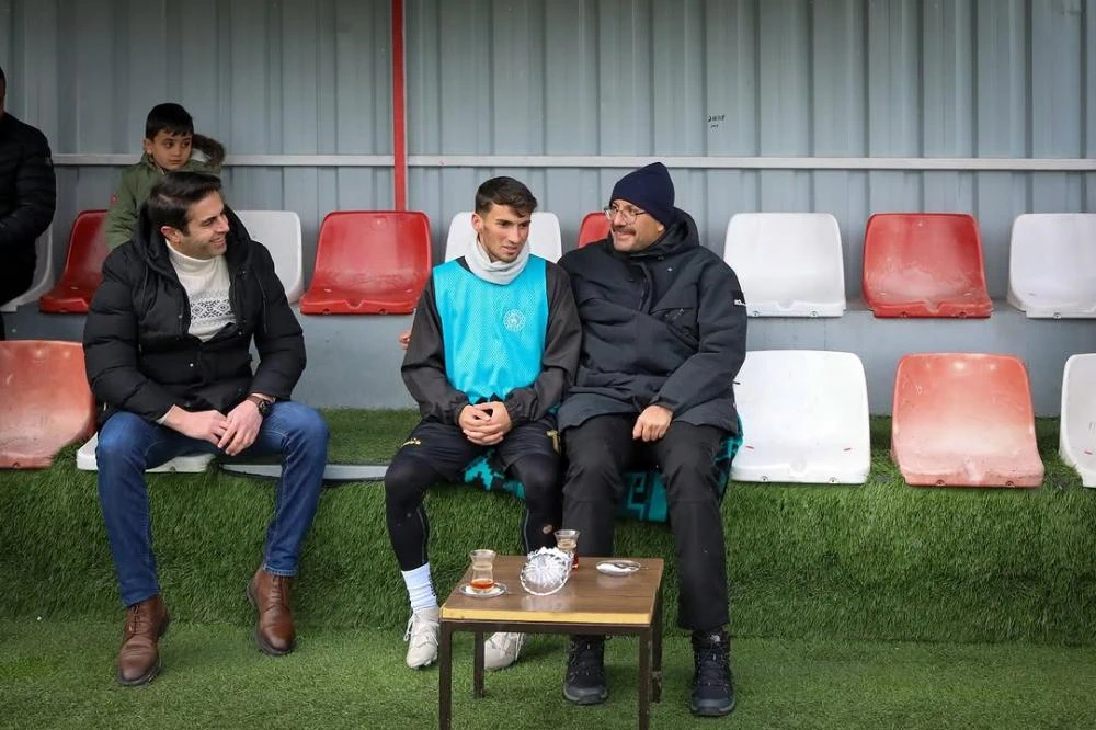 Vali Ali Çelik, Hakkari Zapspor Antrenmanını Ziyaret Etti