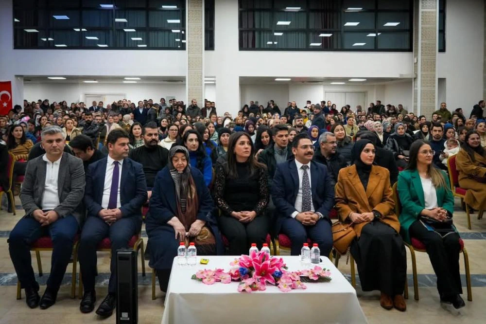 Eğitimci-Yazar Dilek Cesur, Hakkârililerle Söyleşide Buluştu