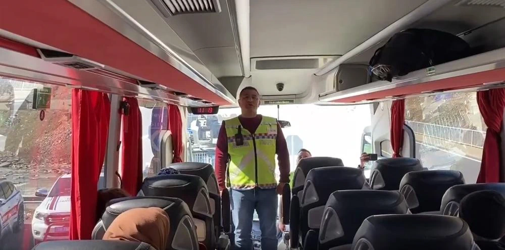 Hakkâri’de Sivil Trafik Jandarması Yolcu Otobüslerinde Denetim Yaptı