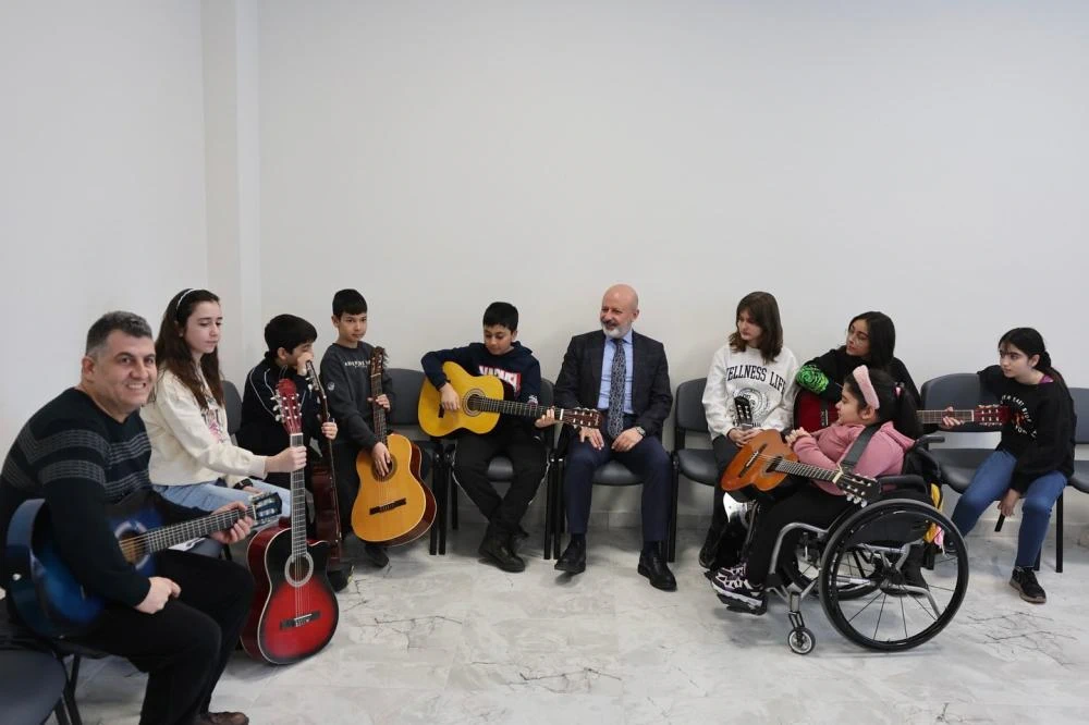Çocuklar İçin Sanat Dolu Anlar: Kocasinan Akademi’de Gitar Kursu Devam Ediyor